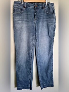 Chico’s Platinum Boyfriend Cropped Jeans Raw Hem Light Wash Size 2